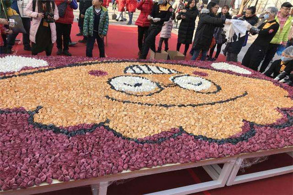 世界上面积最大的饺子拼图，一共用7000个饺子