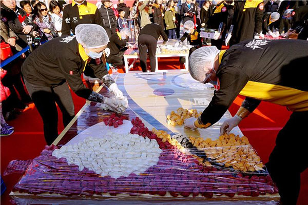 世界上面积最大的饺子拼图，一共用7000个饺子