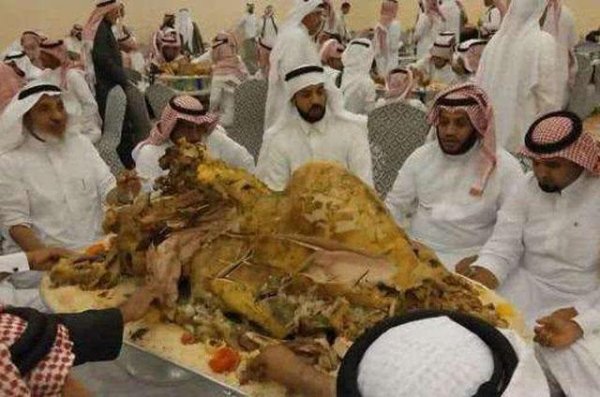 世界上最大的一道菜，烤骆驼你吃过没？