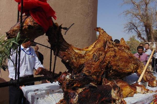 世界上最大的烤肉，550公斤的骆驼烤肉