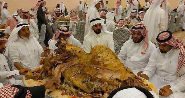 世界上最大的烤肉，550公斤的骆驼烤肉
