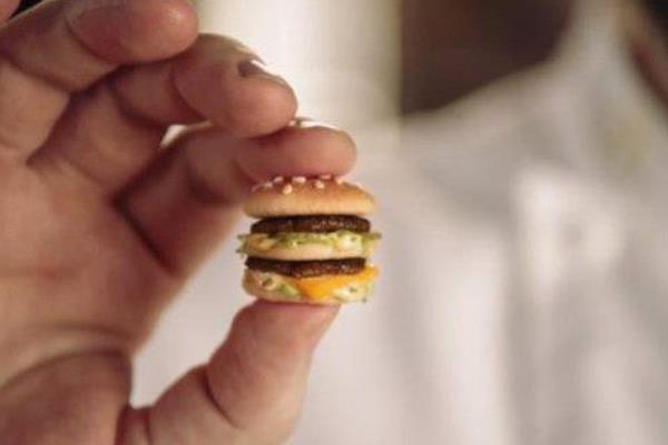 世界上最小的汉堡包，仅仅一个拇指大小