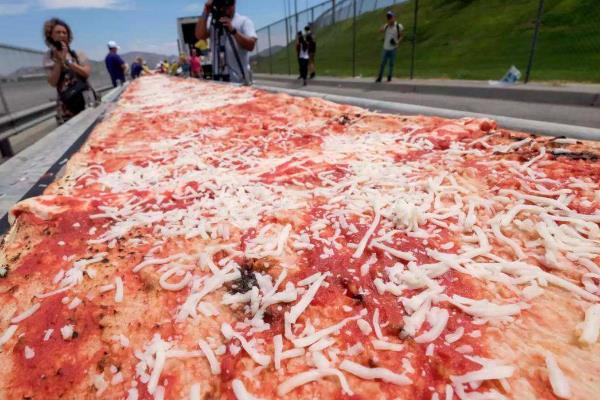 世界上最长的披萨，全长达两千米