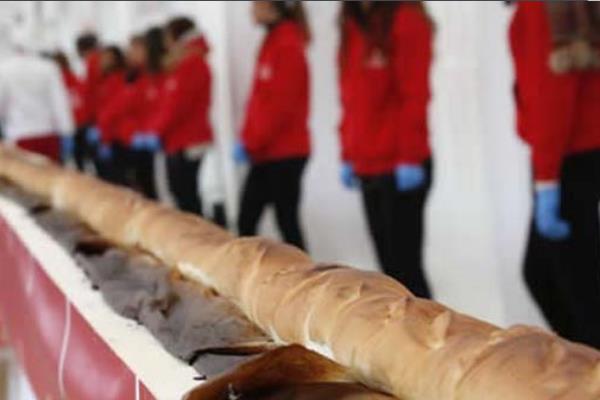 世界上最大的面包，长1700米重9吨
