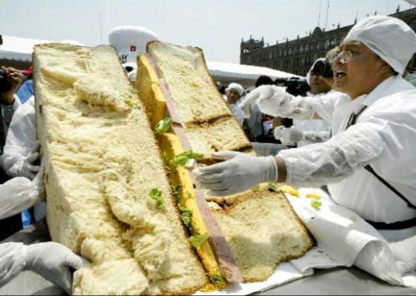 世界上最大的三明治，重达3173公斤长宽3.5米