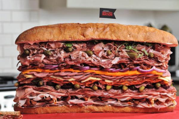 世界上最大的三明治，重达3173公斤长宽3.5米