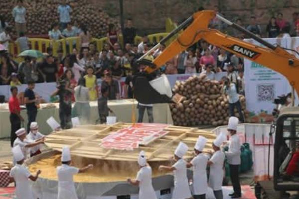世界上最大的南瓜饼，直径4米动用挖掘机