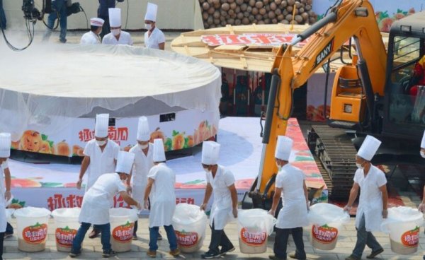 世界上最大的南瓜饼，直径4米动用挖掘机