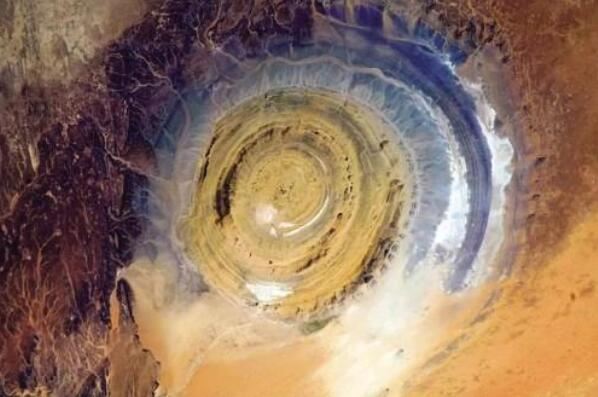 世界十大地理奇观：伯利兹蓝洞上榜，石浪居第一位