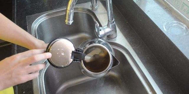 热水壶水垢如何清洗（烧水壶去水垢最简单的方法）