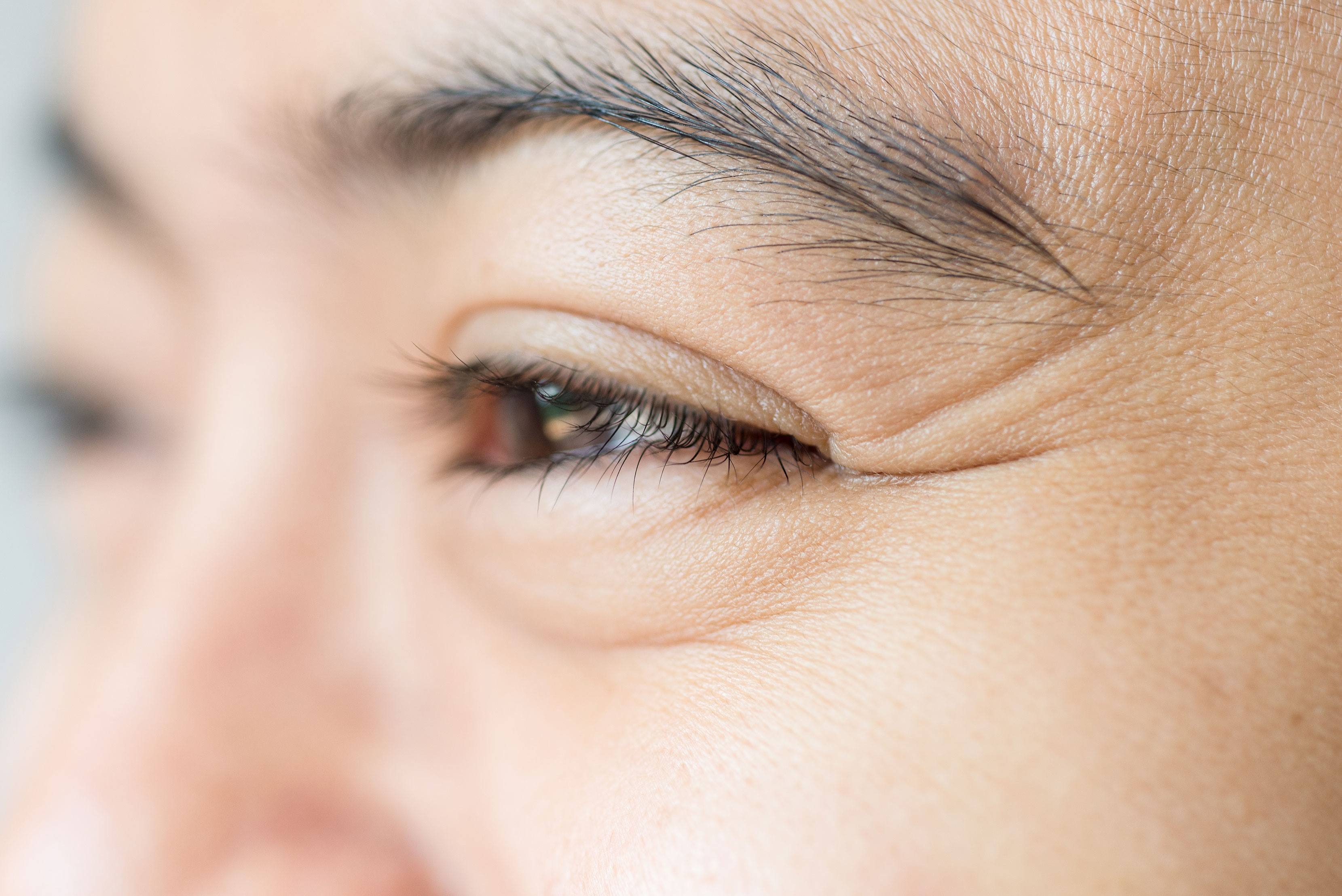 如何改善眼部的皱纹问题(改善眼部细纹的5个方法)