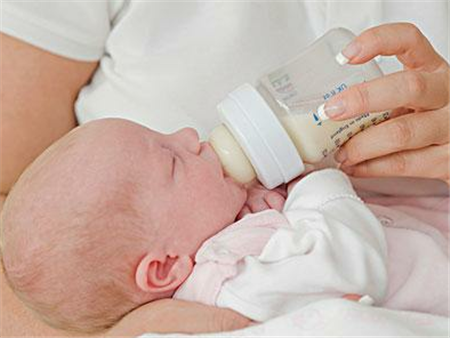 新生儿喝奶粉每天喝多少毫升(新生儿喝奶粉量计算公式)