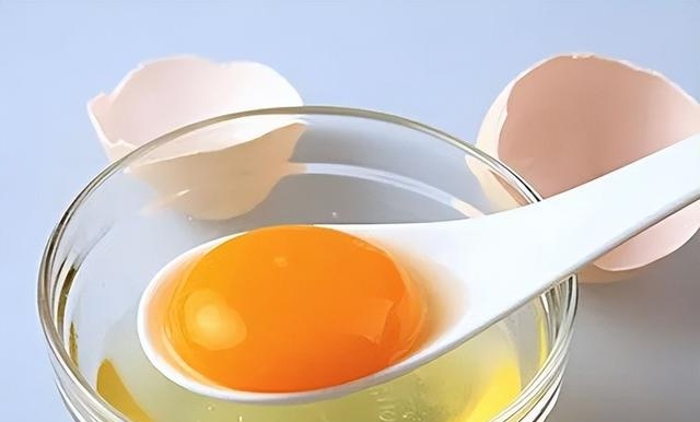鸡蛋蜂蜜面膜的做法及功效与作用（蜂蜜加鸡蛋清敷脸的效果）