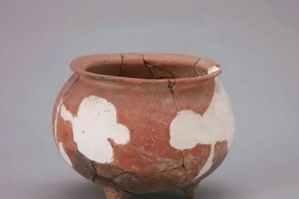 大溪文化的陶器以什么为主：红陶为主(多有戳印纹)