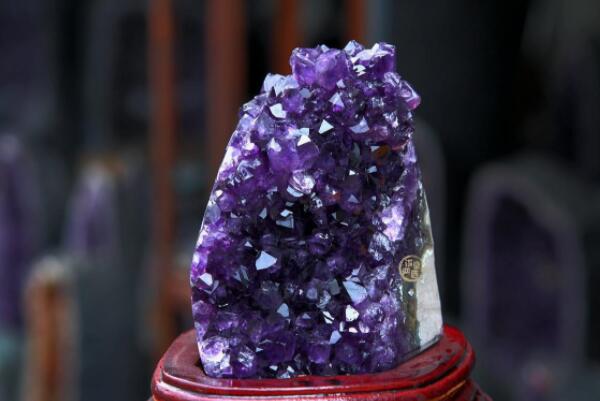 全球十大最漂亮的宝石品种，紫晶洞上榜，第五被称为夜明珠