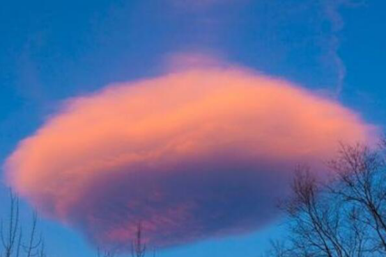 自然界十大奇特云层 马蹄云难得一遇,第四荚状云形似UFO