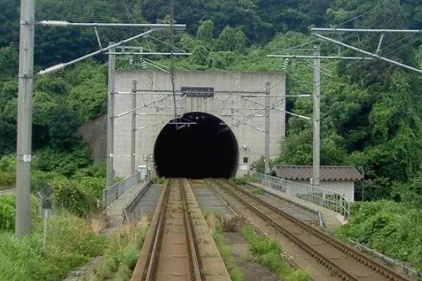 世界十大奇特隧道 伦敦泰晤士河隧道上榜，第一在瑞士