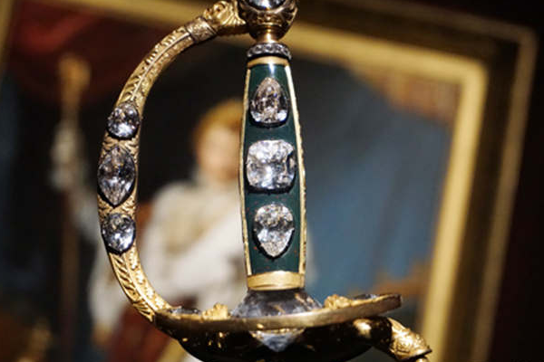 世界五大诅咒宝石 光明之山钻石重800克拉(被称灾难之星)