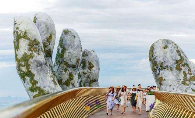 越南最美的桥梁：岘港金桥造型独特