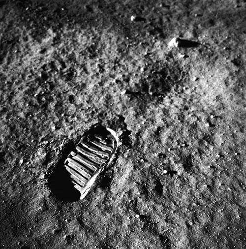 人类留在月球上的脚印还在吗