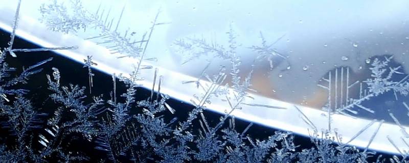 冬天窗户上的冰花在内侧还是外侧