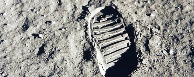 谁是第一个登上月球的人