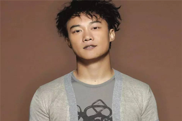 香港十大男歌手排行榜：张国荣上榜，他是乐坛之神