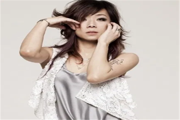 香港十大女歌手：林忆莲上榜，她登上了《时代杂志》封面