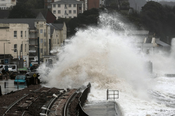 世界上最危险的火车站：火车仿佛在冲浪，一边是悬崖一边是海峡