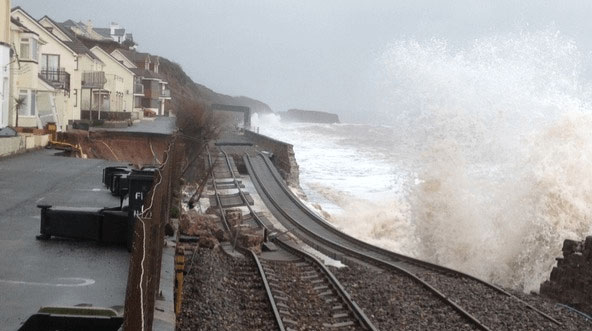 世界上最危险的火车站：火车仿佛在冲浪，一边是悬崖一边是海峡