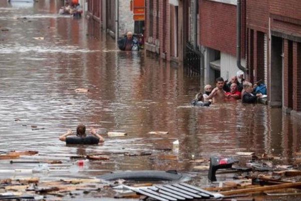 全球最吓人的大暴雨：席卷整个西欧，造成上千人失踪