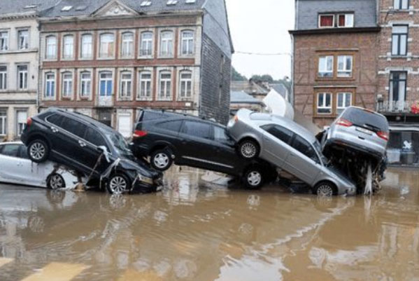 全球最吓人的大暴雨：席卷整个西欧，造成上千人失踪