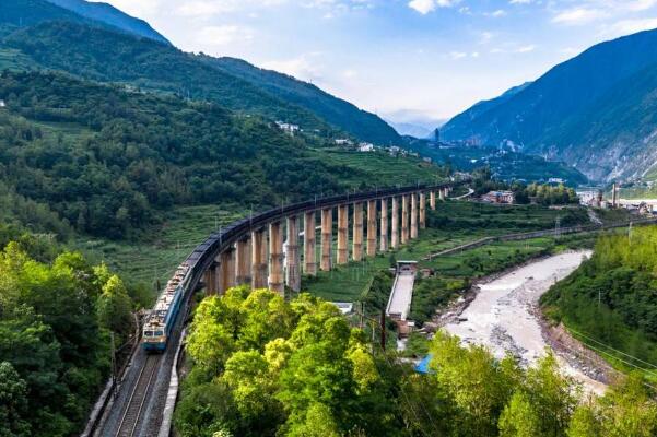 中国最惨烈的一条铁路，每1000米就有3个人牺牲
