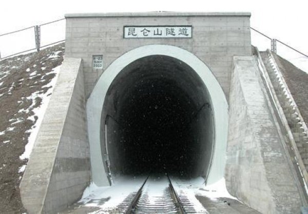 世界上最长的高原冻土隧道：昆仑山隧道长1686米