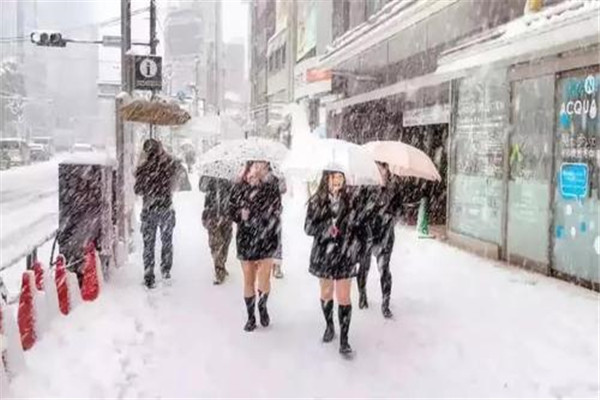 世界上最不怕冷的女人：日本女人寒风中仍然穿短裙