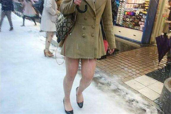 世界上最不怕冷的女人：日本女人寒风中仍然穿短裙