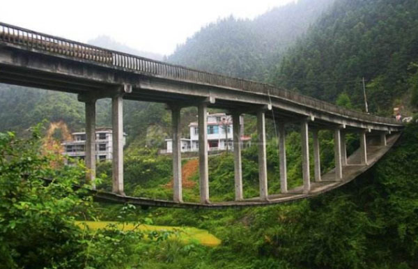中国最“怪”大桥，网友：施工图纸拿反了？