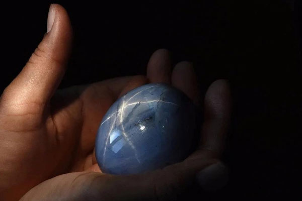 世界上最大的蓝宝石：重达1404克拉有鹅蛋大小