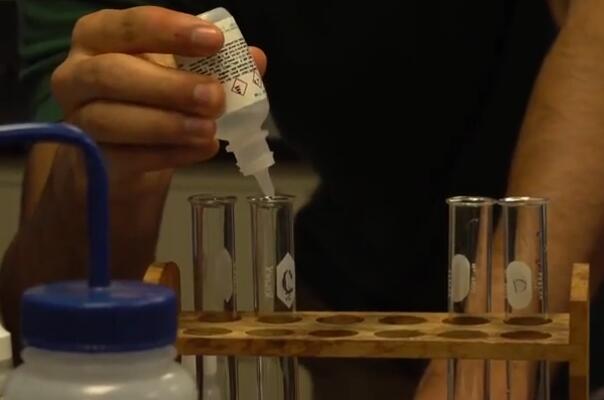 世界上最酸的液体：超强酸，金属勺入杯即化！