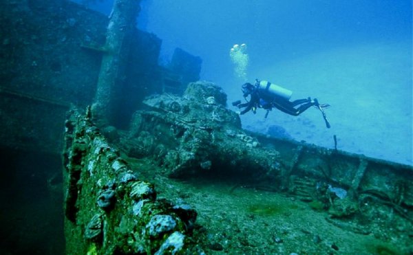 世界上最恐怖的湖泊：特鲁克泻湖是潜水者的坟墓