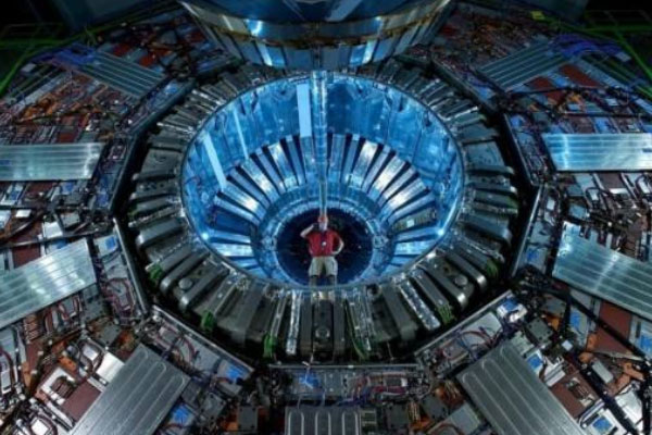 世界上最大的粒子加速器：位于地下100多米，全长27公里