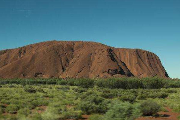 世界上最大的岩石，高335米长达3公里