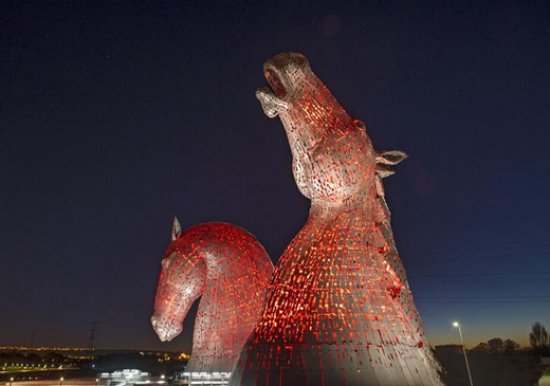 世界最大的马头雕塑：高30米重达600多吨