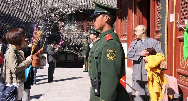 中国最威武霸气的寺庙：潭柘寺有武警站岗看护！