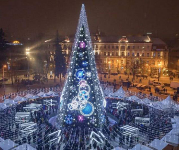 世界上最大的圣诞树：高达85米，重达542吨