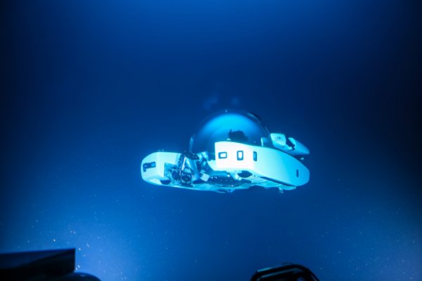 全球最大的个人潜水艇：可坐6人，最深下潜1000米