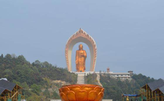 世界第一高阿弥陀佛像：身高48米，镀有48千克黄金