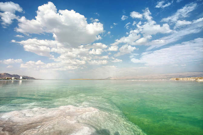 世界上最深的咸水湖，死海的最深处为380米