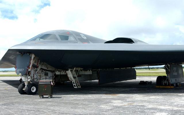 世界迄今为止最昂贵飞机：B-2隐形轰炸机