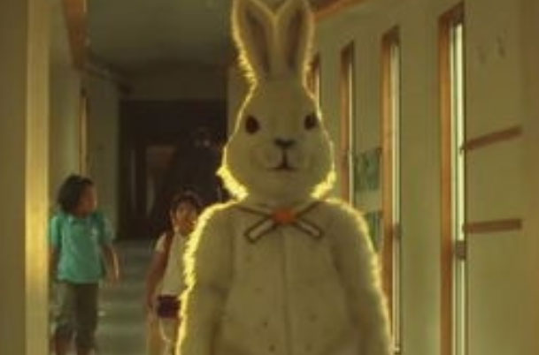 恐怖童谣十只兔子的故事：揭示社会残酷